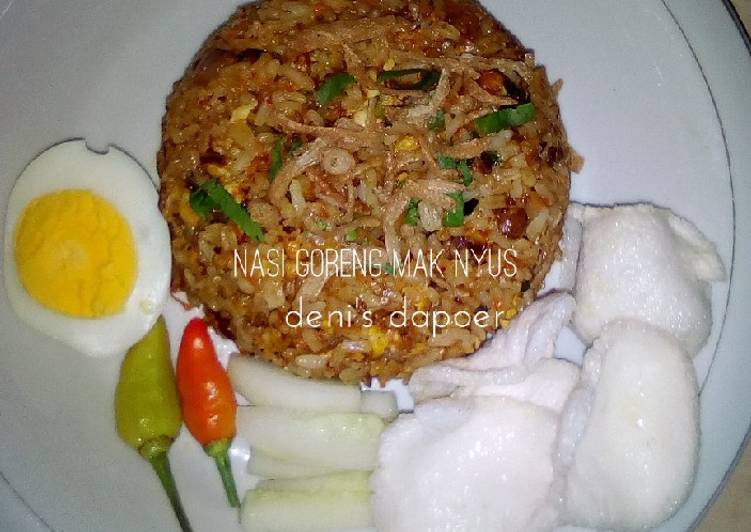 gambar untuk resep makanan Nasi goreng mak nyus