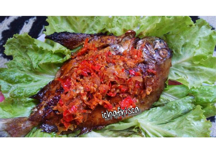 resep masakan Bawal bakar teflon sambal bawang