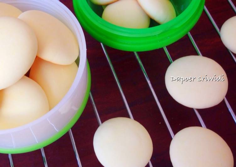 bahan dan cara membuat Egg biscuits/tamago boro (snack batita)