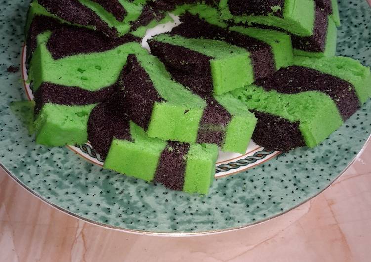 bahan dan cara membuat Bolu kukus ketan item lapis pandan santan.