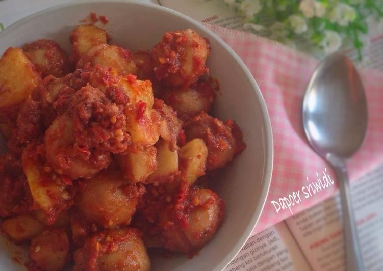 bahan dan cara membuat Sambal kentang bakso