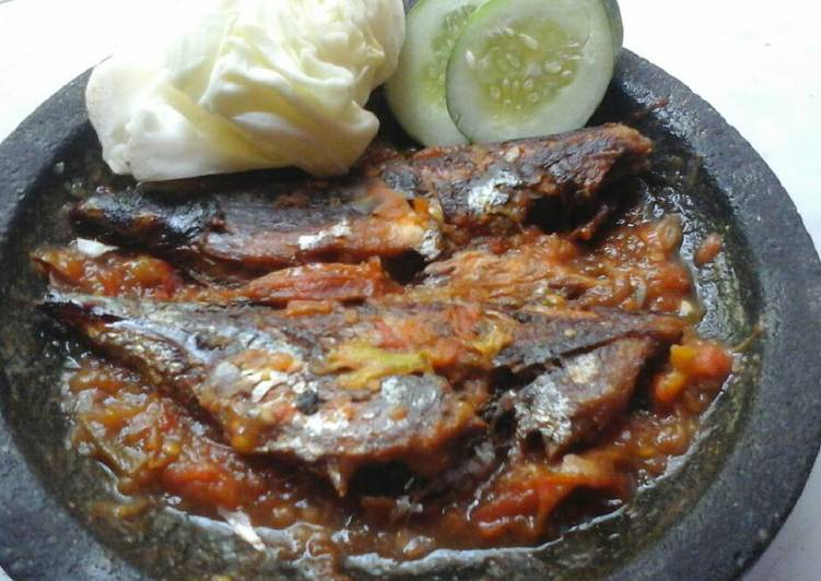 resep lengkap untuk Ikan Asap Pecak