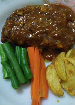 Beef patty steak with black pepper sauce