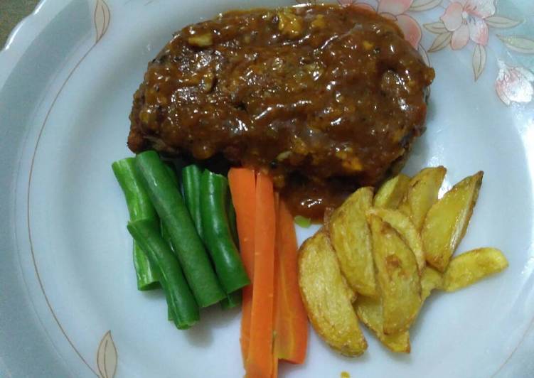 bahan dan cara membuat Beef patty steak with black pepper sauce