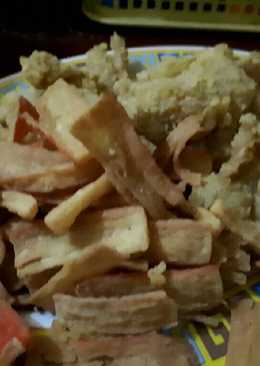 Cemilan kulit goreng dan crab stick goreng