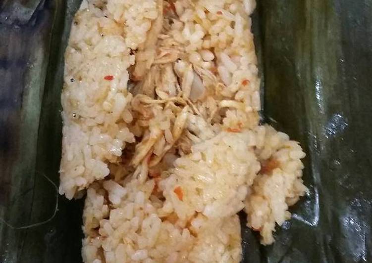 cara membuat Nasi bakar teri pedas,isi ayam suwir pedas