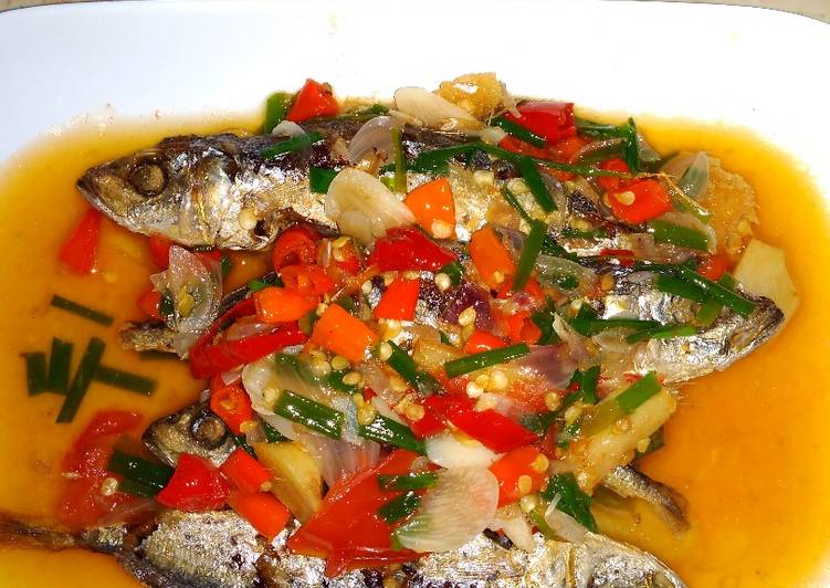 bahan dan cara membuat Ikan pindang kuah pedas enak banget :)