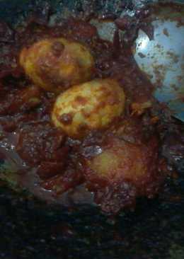 Telur dan kentang bumbu merah