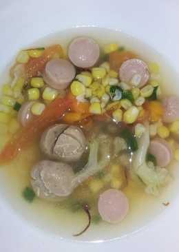 Sop ramen (bakso, sosis, jagung manis, wortel, tomat, kol)