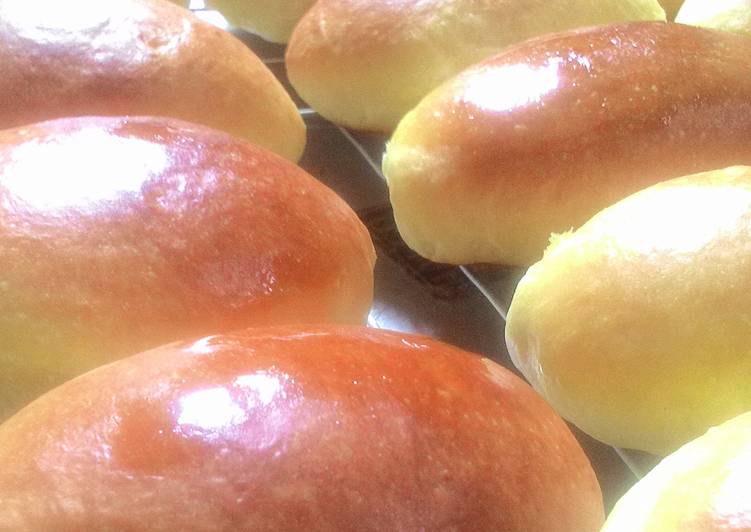 Sweet bread with whipping cream