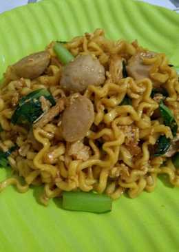 Mie goreng ayam bakso simple