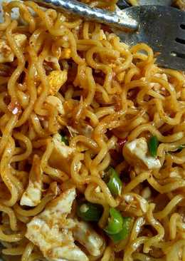 Mie goreng super pedas campur telur orak-arik