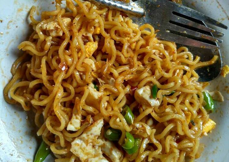 gambar untuk resep Mie goreng super pedas campur telur orak-arik