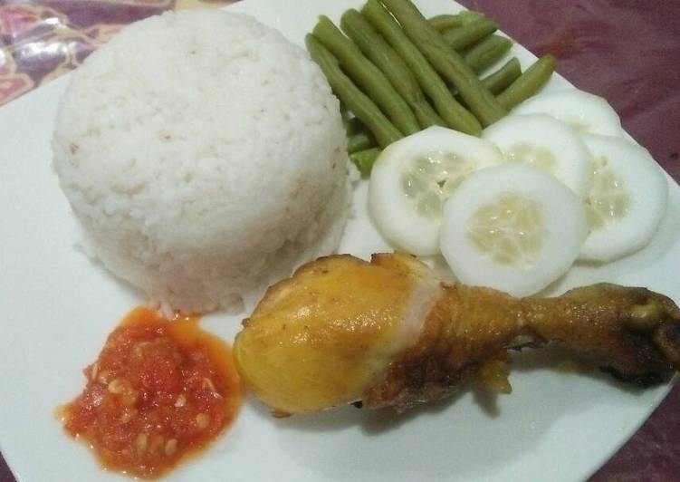 bahan dan cara membuat Ayam Goreng Bumbu Kuning