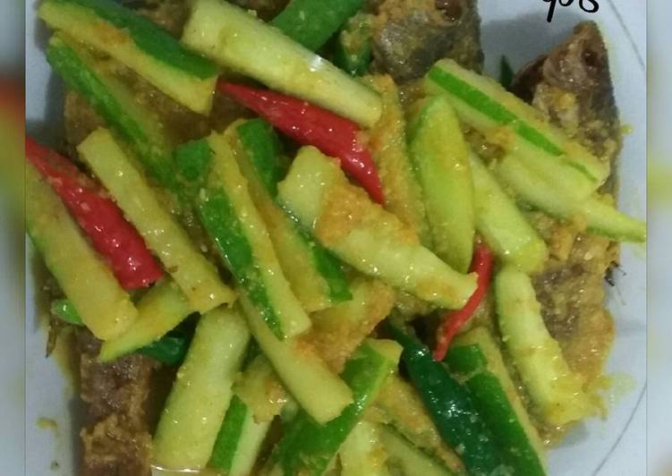 gambar untuk cara membuat Ikan ekor kuning bumbu acar kuning??