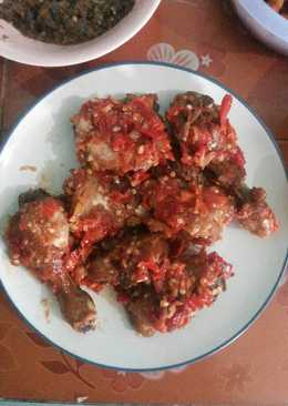 Ayam penyet goreng cabe merah