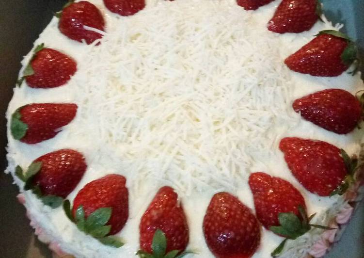gambar untuk resep makanan Kue ulangtahun (base cake BF) topping stoberi + keju parut