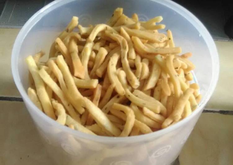 Resep 08. Stik bawang seLedri renyah Kiriman dari Yayuk Wahyu