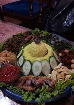 Nasi tumpeng sederhana benntuk masjid