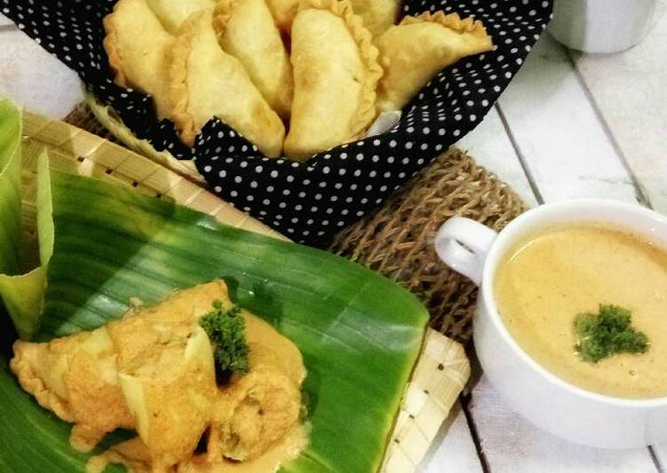 resep lengkap untuk Pastel isi ayam dan kentang bumbu kare