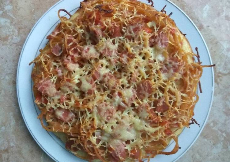 resep makanan Pizza dengan toping spagetti dan keju mozzarella