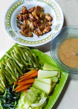 Pecel sayuran plus kulit ayam goreng kering