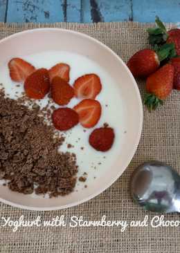 Yoghurt with Strawberry and Choco Oat Crumble