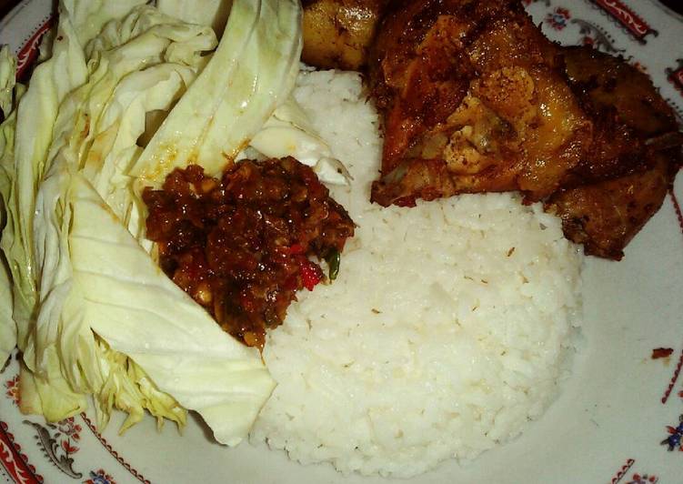 bahan dan cara membuat Ayam goreng sambal trasi maknyus