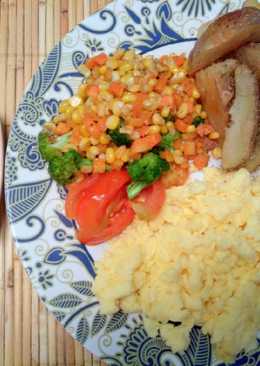 Simple Breakfast (scramble egg, potato wedges, udang, sayuran)