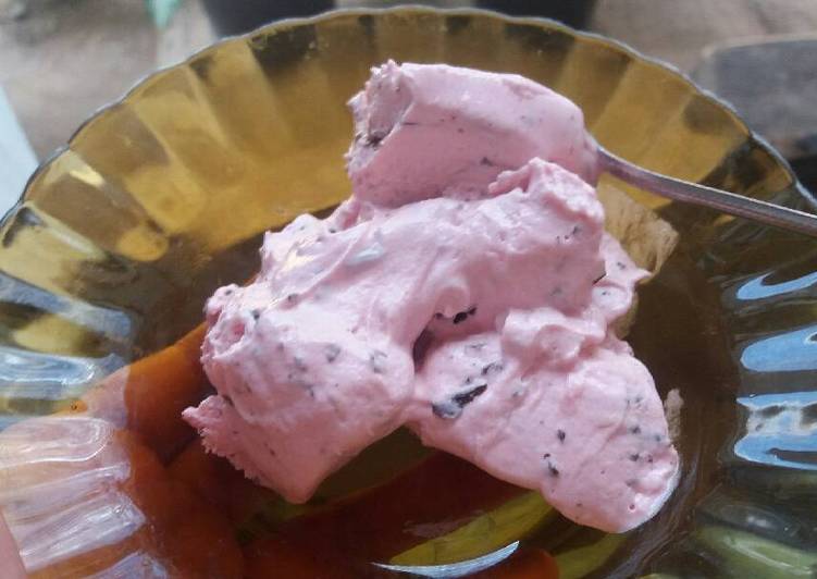 bahan dan cara membuat Es krim strawberry mix blueberry simpel