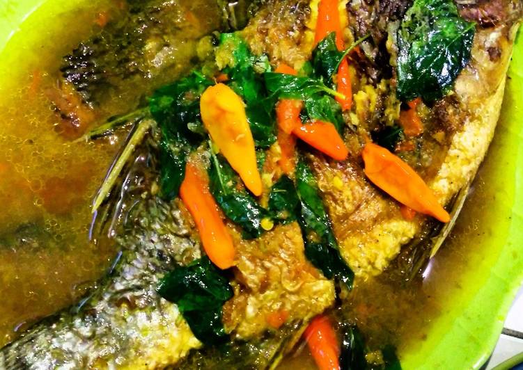 resep Ikan mas goreng bumbu kuning pedas endessss