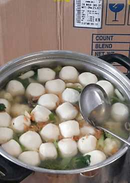 Soup baso ikan dan baso babi cincang