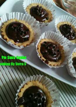 Pie Vla Susu Coklat topping chocochips