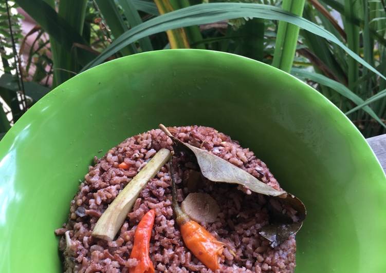 gambar untuk cara membuat Nasi Liwet Rice Cooker (Beras Merah)