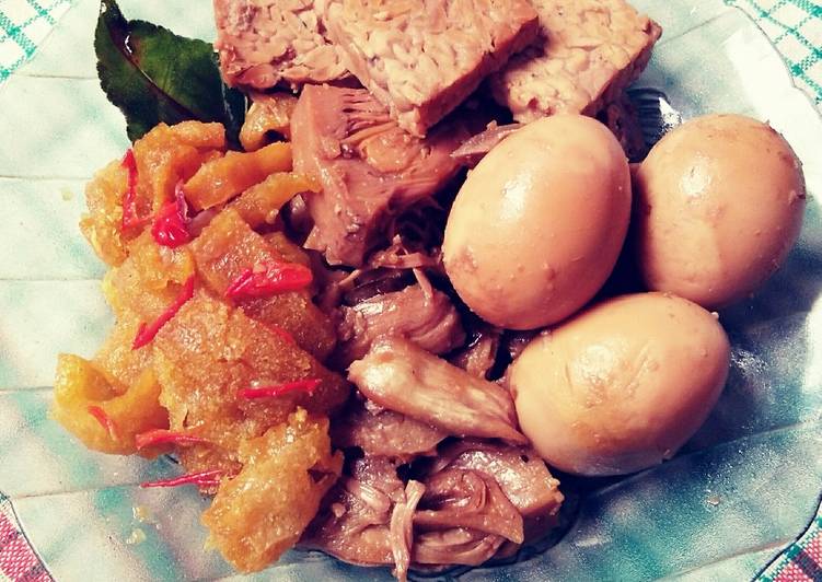 resep lengkap untuk Gudeg Nangka ft. Telur & Tempe Bacem plus Sambal Krecek