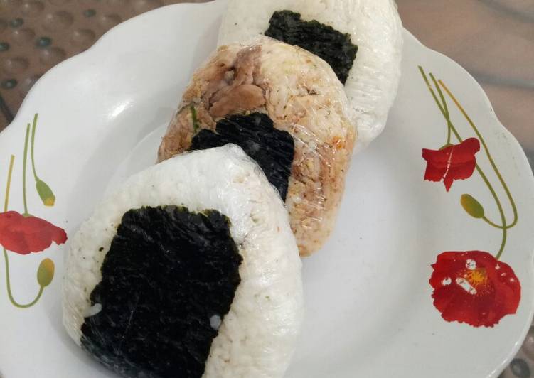 gambar untuk cara membuat Onigiri Ayam Daun Kunyit