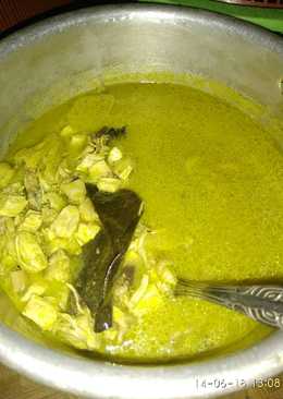 Opor ayam untuk lontong atau kupat