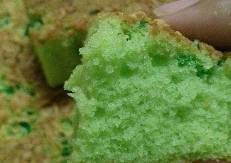 bahan dan cara membuat Pandan Sponge Cake with Keju n Sukade??.. empuk bangeeet