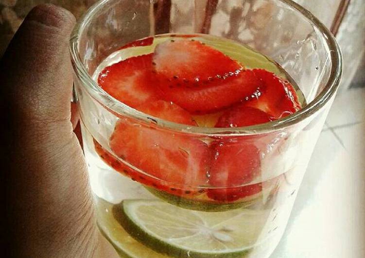 resep lengkap untuk Infused water strawberry honey lime