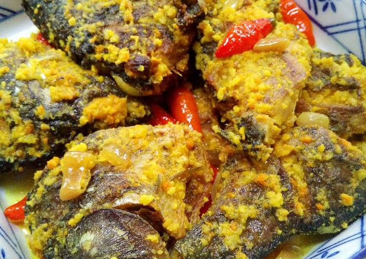 bahan dan cara membuat Ikan mas goreng acar kuning