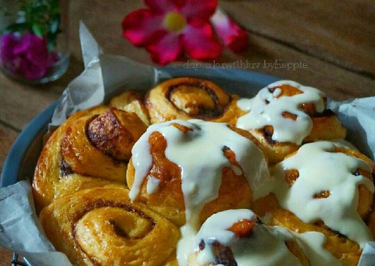 resep lengkap untuk ROTI CINNAMON ROLL with CREAMCHEESE FROSTING