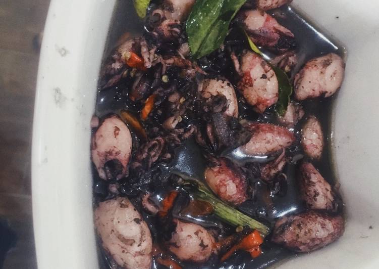 bahan dan cara membuat Tumis cumi hitam pedas favorite