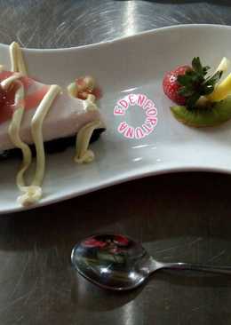 Dessert : Oreo Cake /Flan with strawberry sauce
