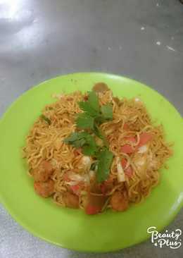 Mie goreng isi udang sosis bakso dan sayur