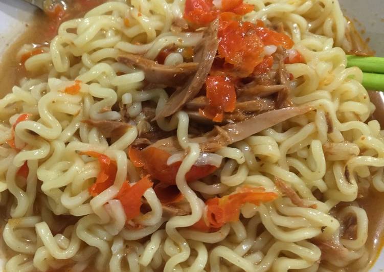 resep lengkap untuk Indomie Kari Tuna Pedes Mampus