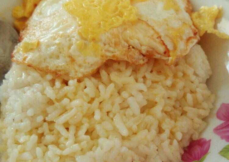 gambar untuk cara membuat Nasi gurih blueband with telur ceplok