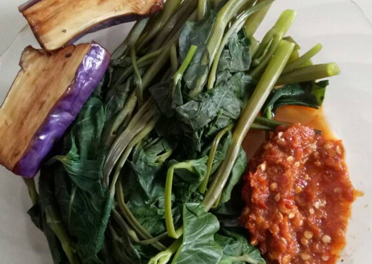 gambar untuk resep Sambal Setan Goang, Lalapan Terong Goreng Dan Kangkung Rebus