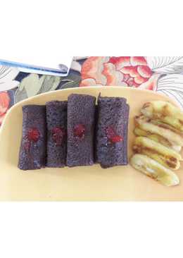 Dadar gulung coklat isi pisang strawberry