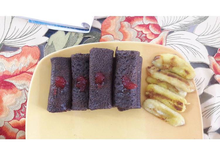 gambar untuk cara membuat Dadar gulung coklat isi pisang strawberry