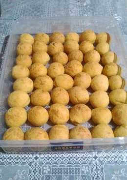 Pao de queijo (Brazilian cheese bread)